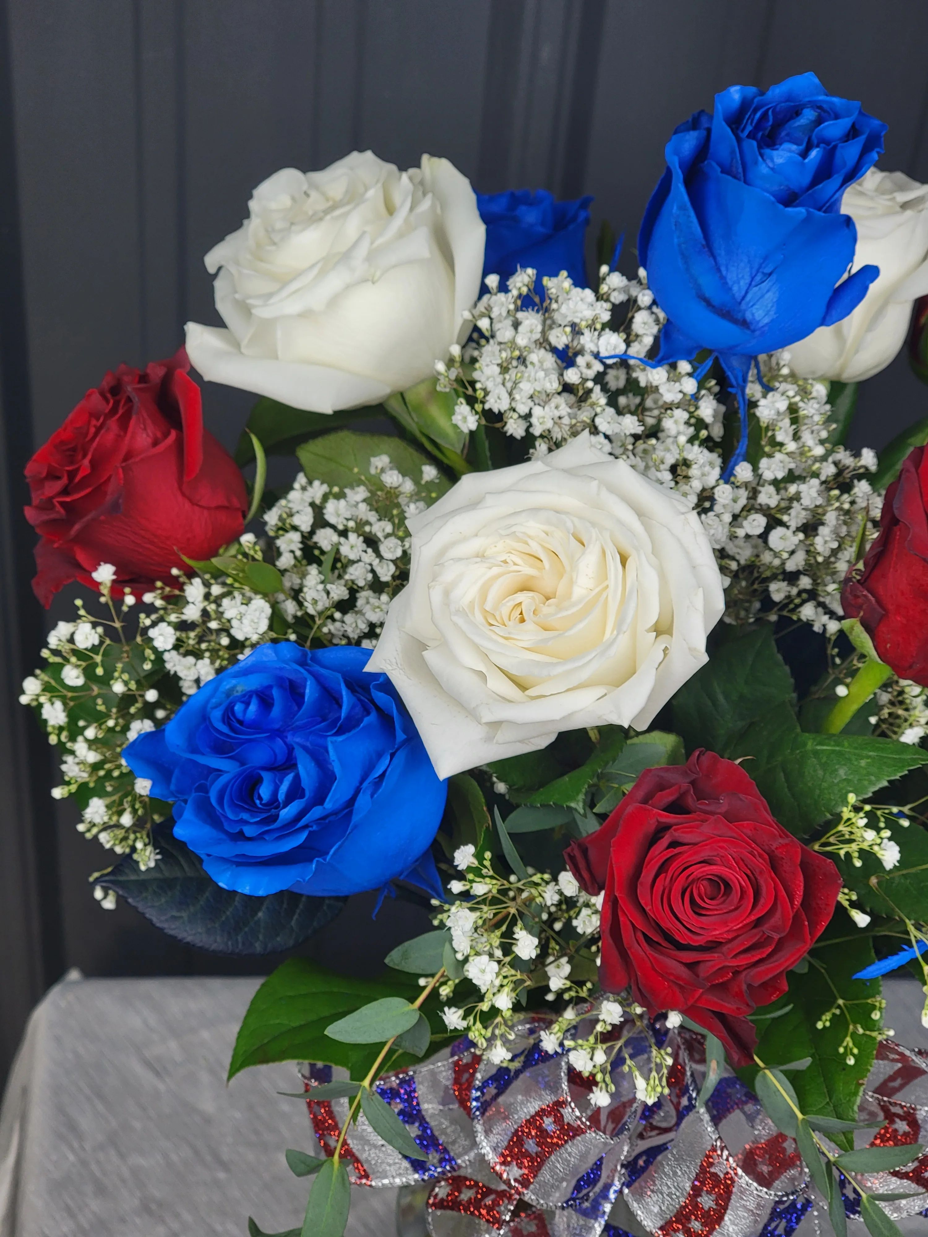 USA Dozen Rose Vase
