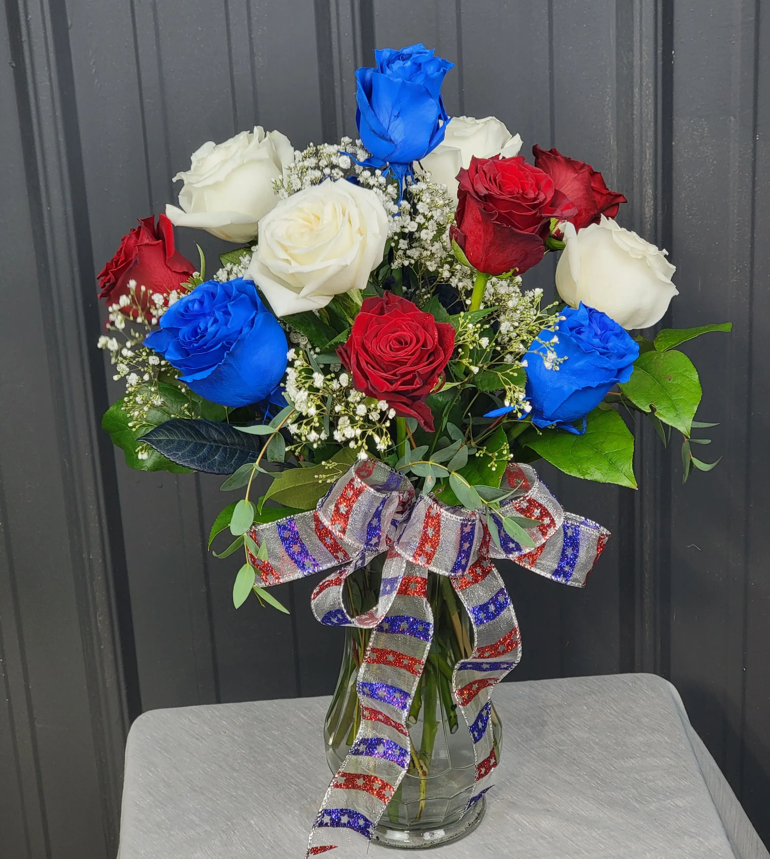 USA Dozen Rose Vase