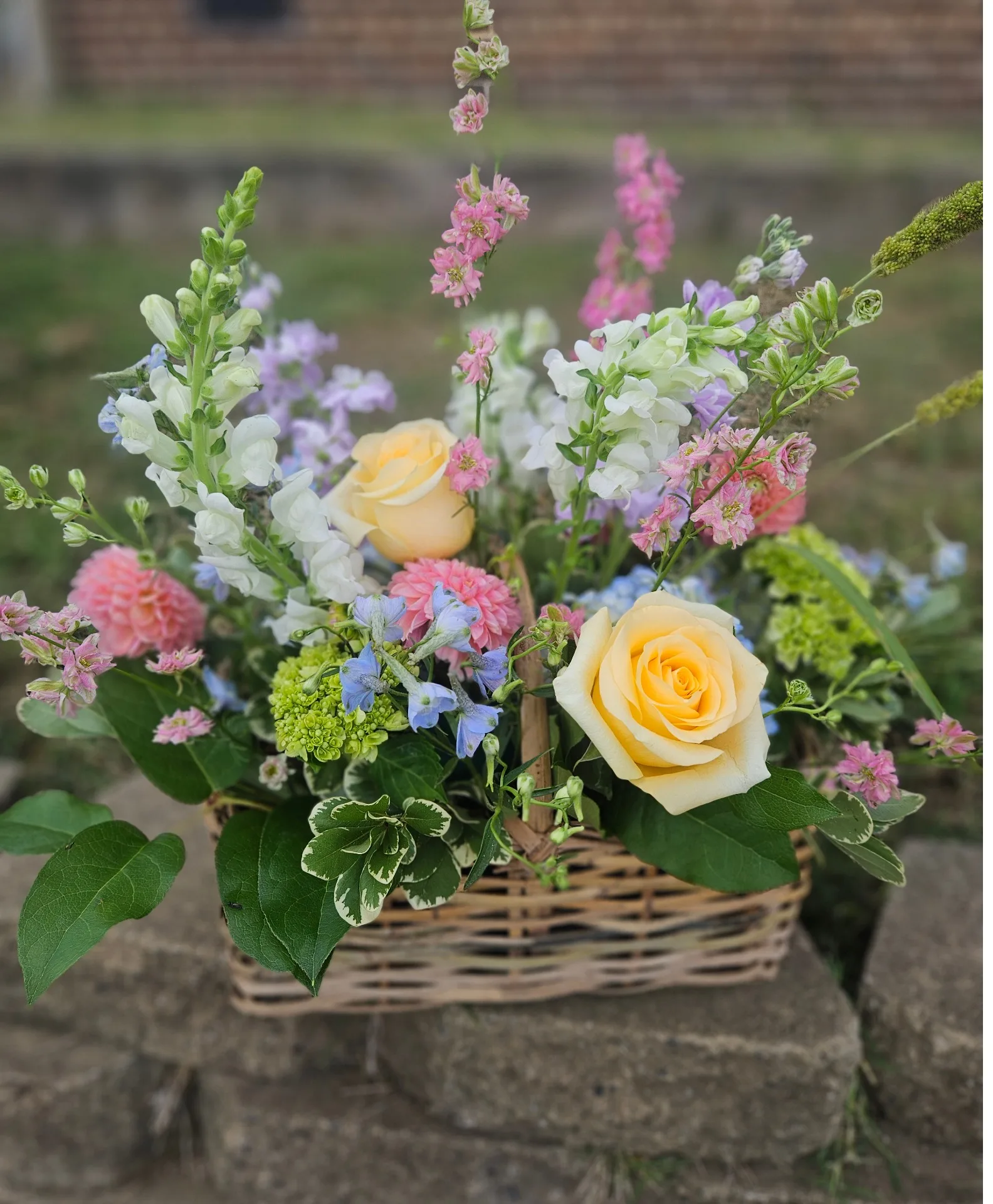 Garden basket of blooms Fresh flowers Garden basket of blooms Fresh flowers