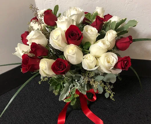 A Classic Two Dozen Roses A Classic Two Dozen Roses