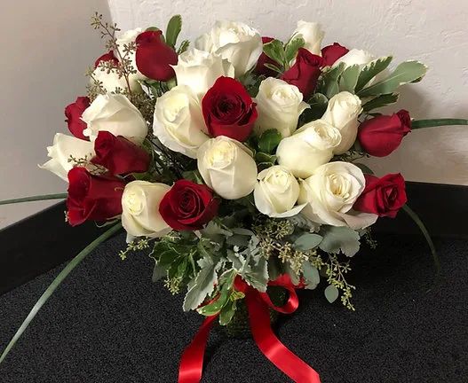 A Classic Two Dozen Roses
