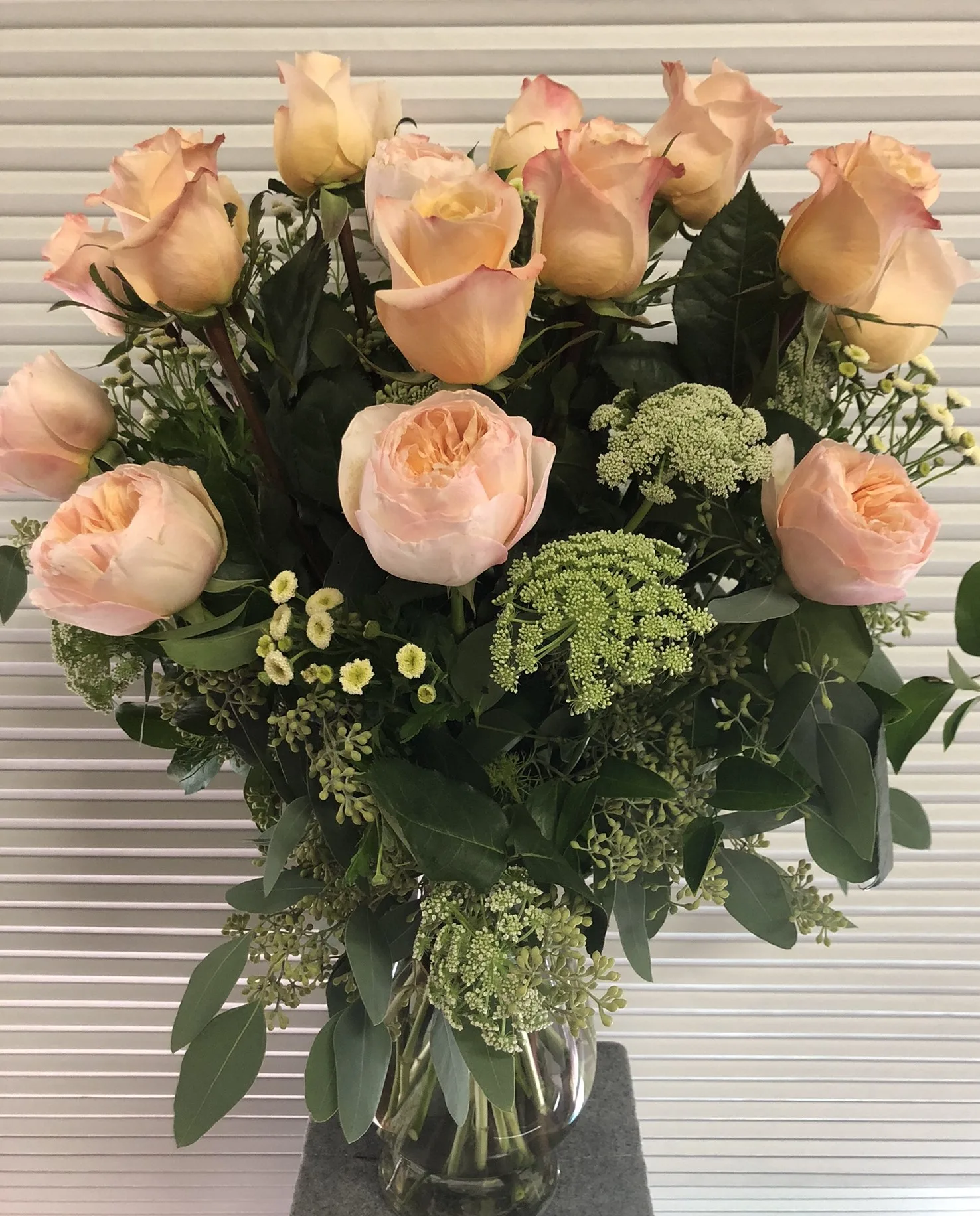 A Classic Dozen Roses A Classic Dozen Roses