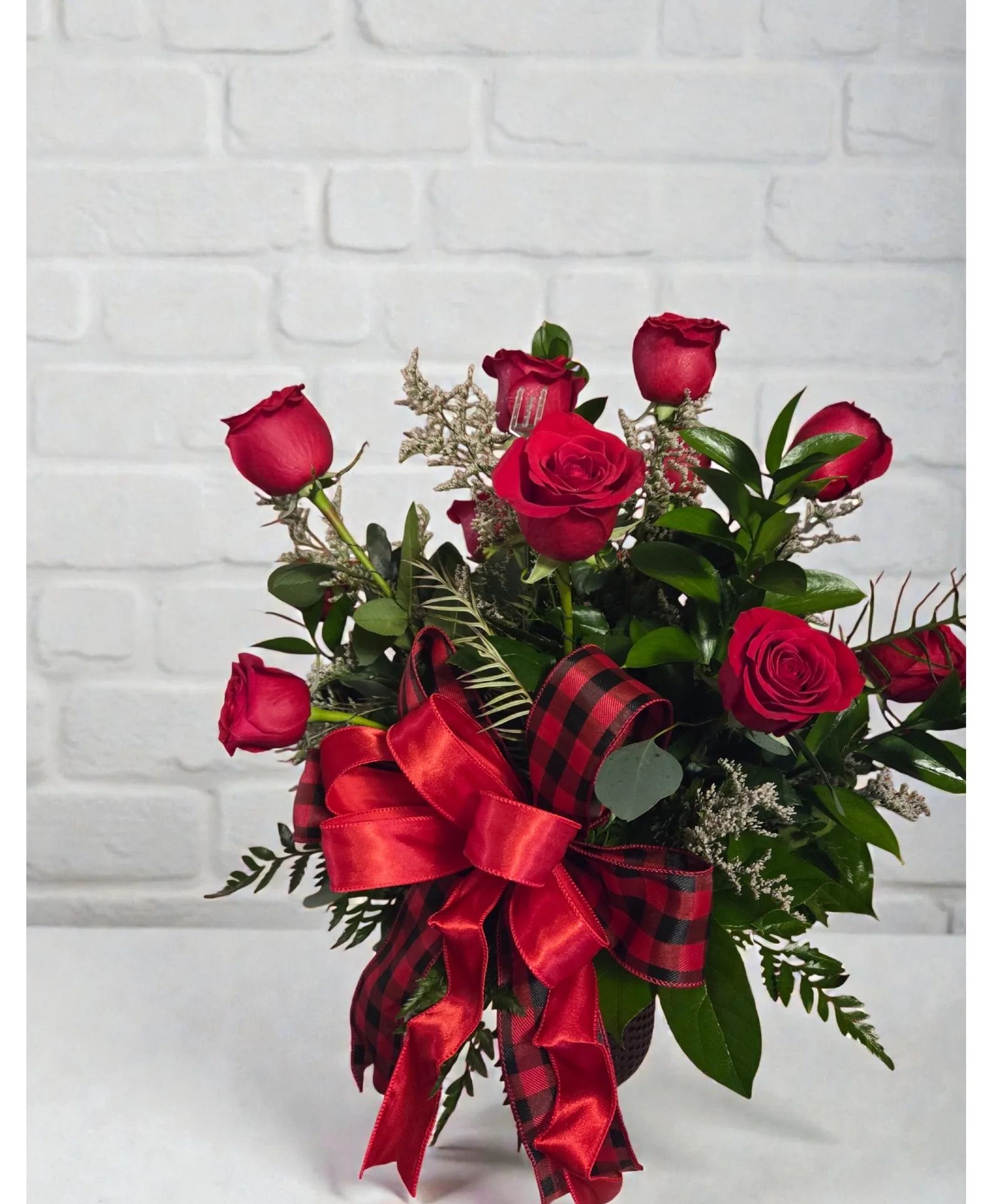 Designers Choice Buffalo Rose Vase Arrangement