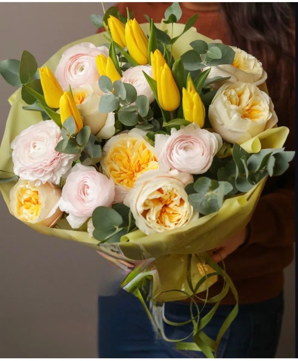 Lemon Blush Elegance Hand-Tied Bouquet – Premium Garden Style