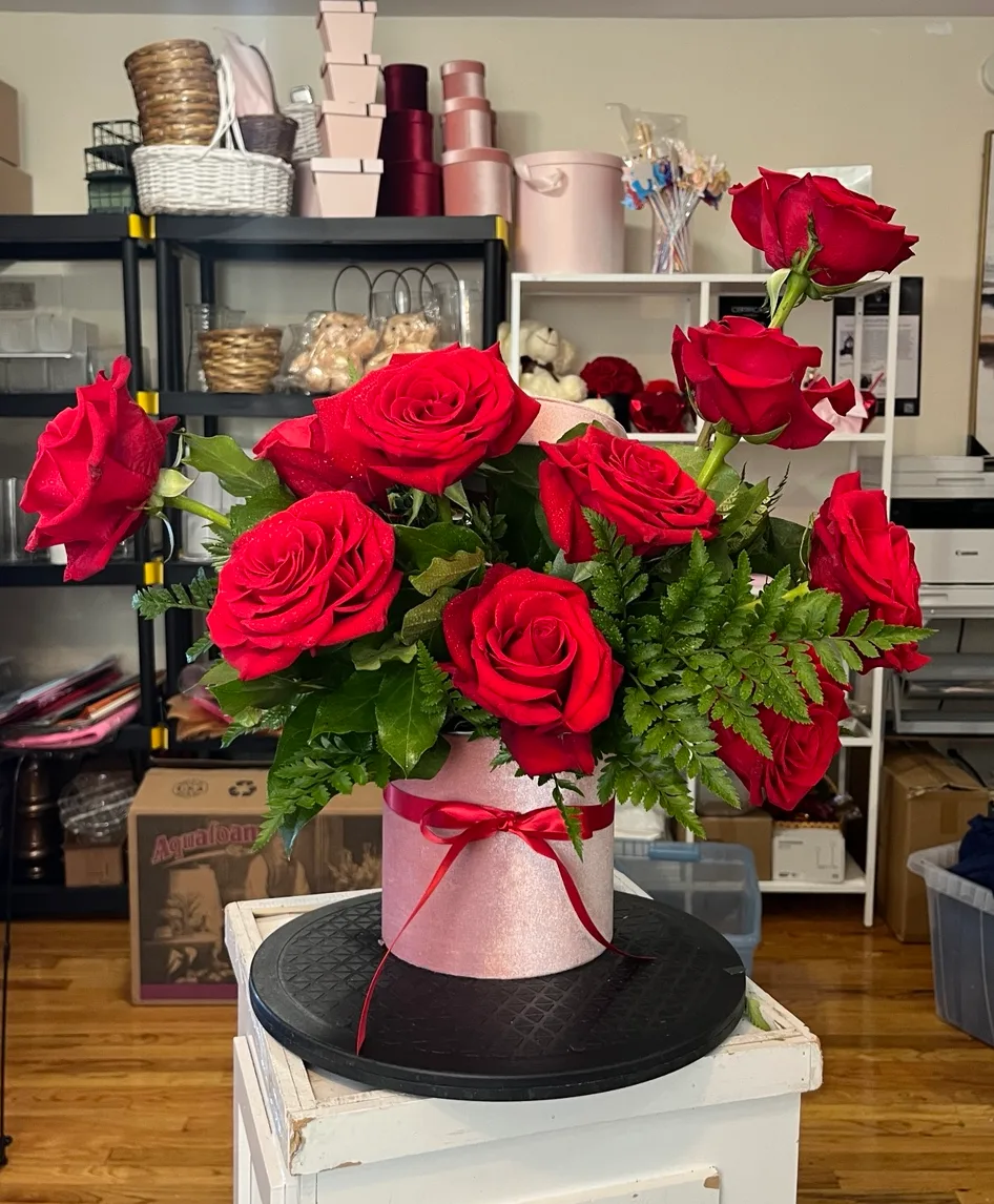 Classic Dozen Red Roses in Pink Hat Box Classic Dozen Red Roses in Pink Hat Box