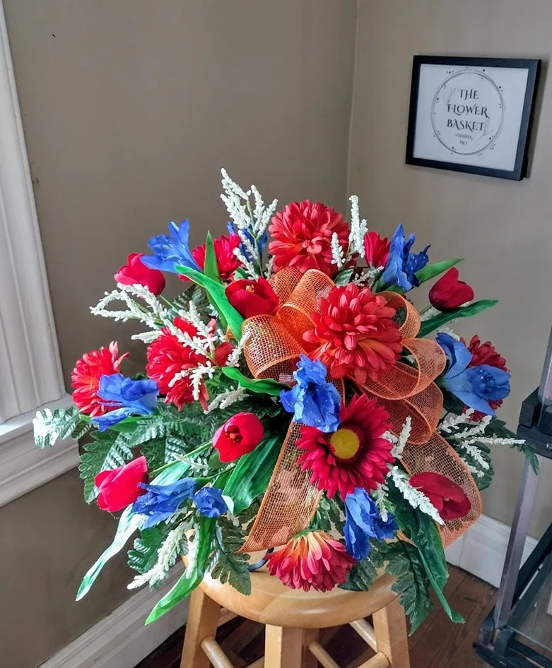 Monument Saddle (silk flowers) Monument Saddle (silk flowers)