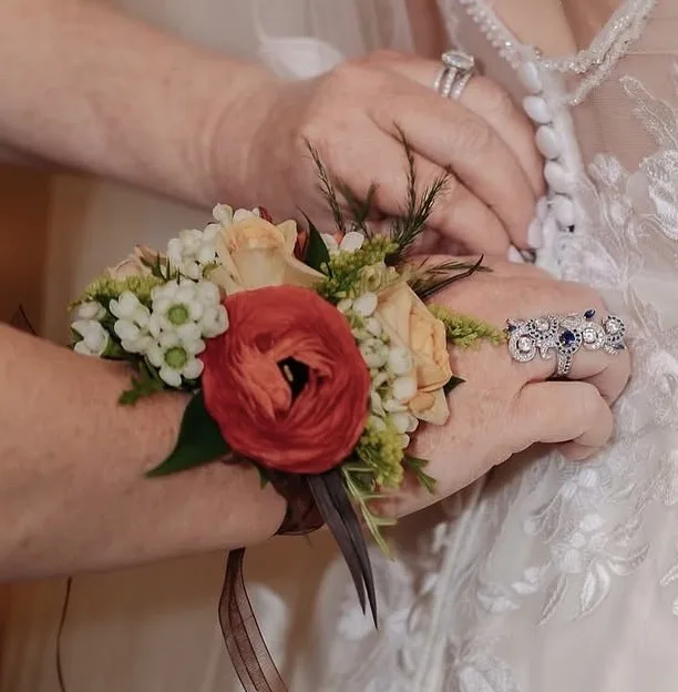 Custom Corsages & Boutonnières Custom Corsages & Boutonnières
