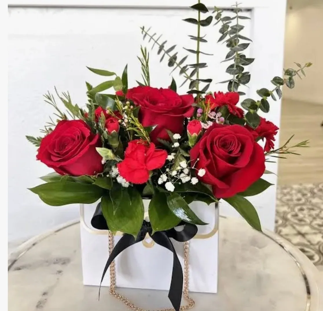 Crimson Love Purse (6 Rose, or Doz. Roses) Rose Arrangement Crimson Love Purse (6 Rose, or Doz. Roses) Rose Arrangement